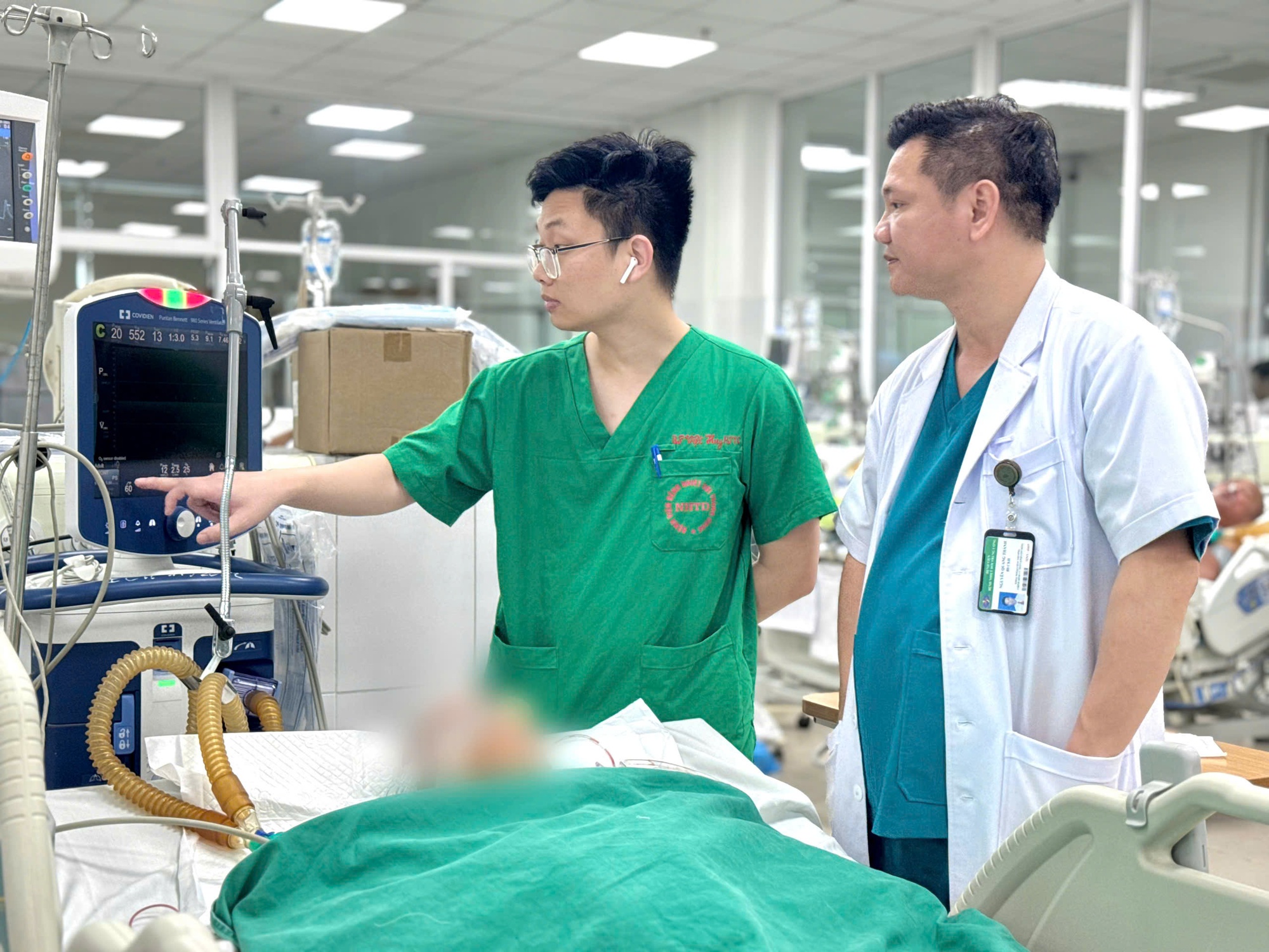 Giành lại sự sống nhờ ca phẫu thuật khẩn cấp, người đàn ông 54 tuổi ở Hà Nội thoát khỏi “quả bom nổ chậm” trong não - Ảnh 3.