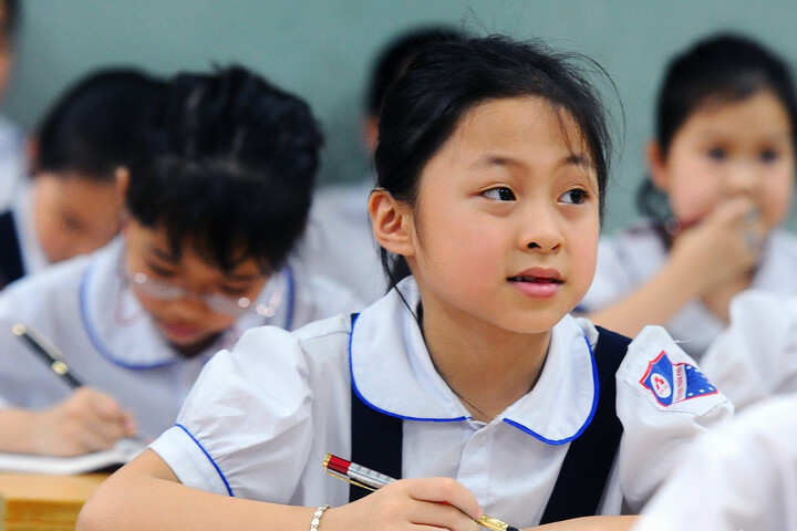 Miễn học phí, học sinh vẫn phải đóng những khoản tiền nào trong năm học mới? - Ảnh 1.