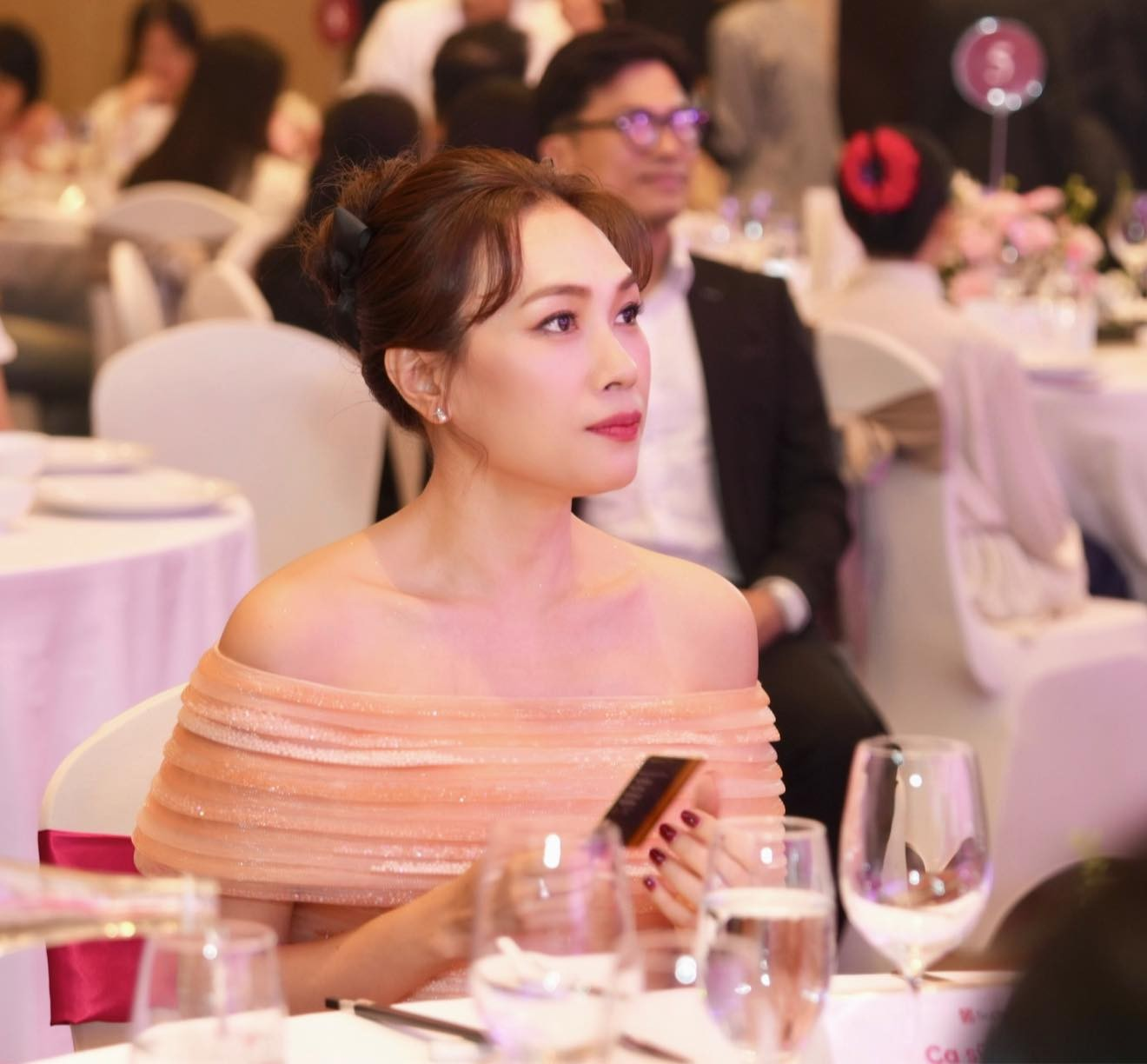 Ở tuổi 44, Mỹ Tâm vẫn khiến người hâm mộ choáng ngợp vì giọng ca và nhan sắc rực rỡ- Ảnh 4. Ở tuổi 44, Mỹ Tâm vẫn khiến người hâm mộ choáng ngợp vì giọng ca và nhan sắc rực rỡ- Ảnh 4.