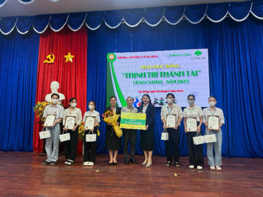 Cathay Life Việt Nam trao học bổng cho sinh viên tại khu vực Cần Thơ - Ảnh 1.
