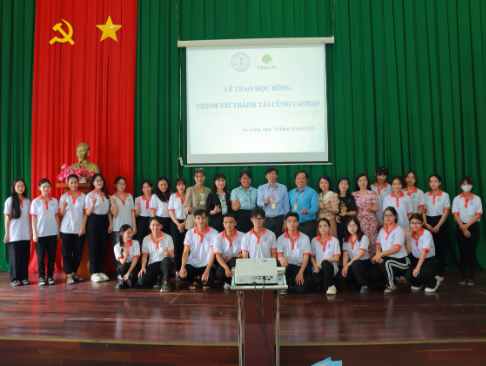 Cathay Life Việt Nam trao học bổng cho sinh viên tại khu vực Cần Thơ - Ảnh 2.