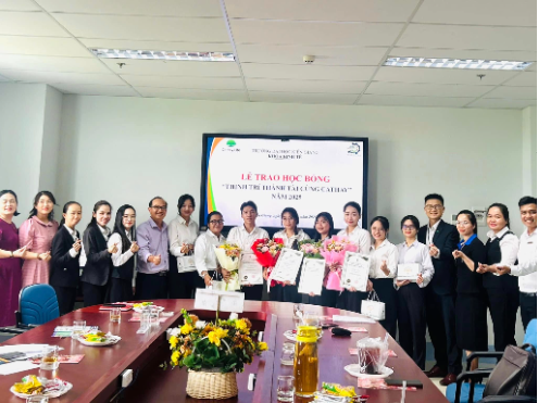 Cathay Life Việt Nam trao học bổng cho sinh viên tại khu vực Cần Thơ - Ảnh 3.