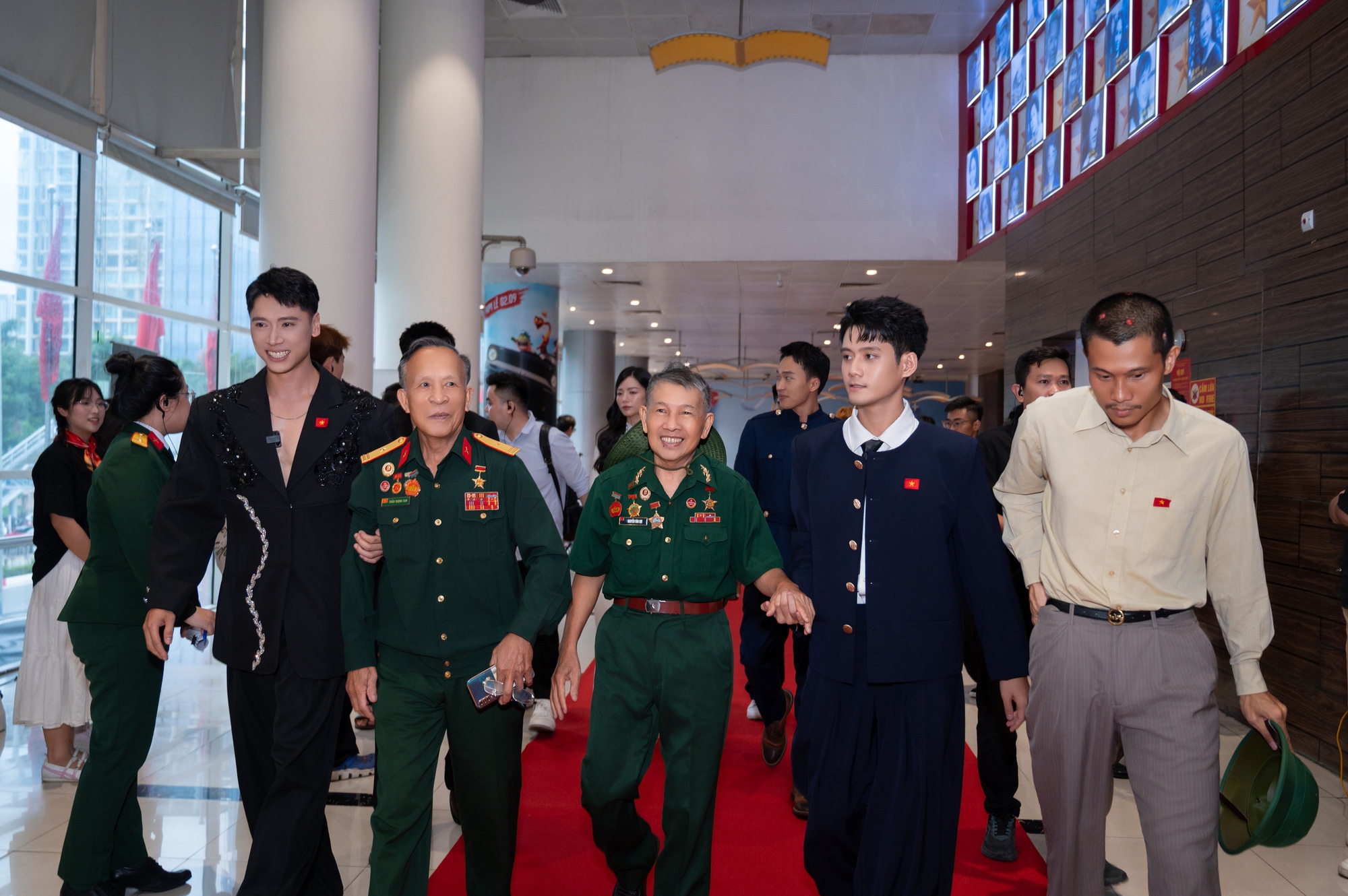 Khách mời đặc biệt rưng rưng nước mắt trong sự kiện công chiếu "Mưa đỏ": Đồng đội tôi nằm ở Thành cổ có lẽ cũng đang mỉm cười mãn nguyện- Ảnh 7. Khách mời đặc biệt rưng rưng nước mắt trong sự kiện công chiếu "Mưa đỏ": Đồng đội tôi nằm ở Thành cổ có lẽ cũng đang mỉm cười mãn nguyện- Ảnh 7.