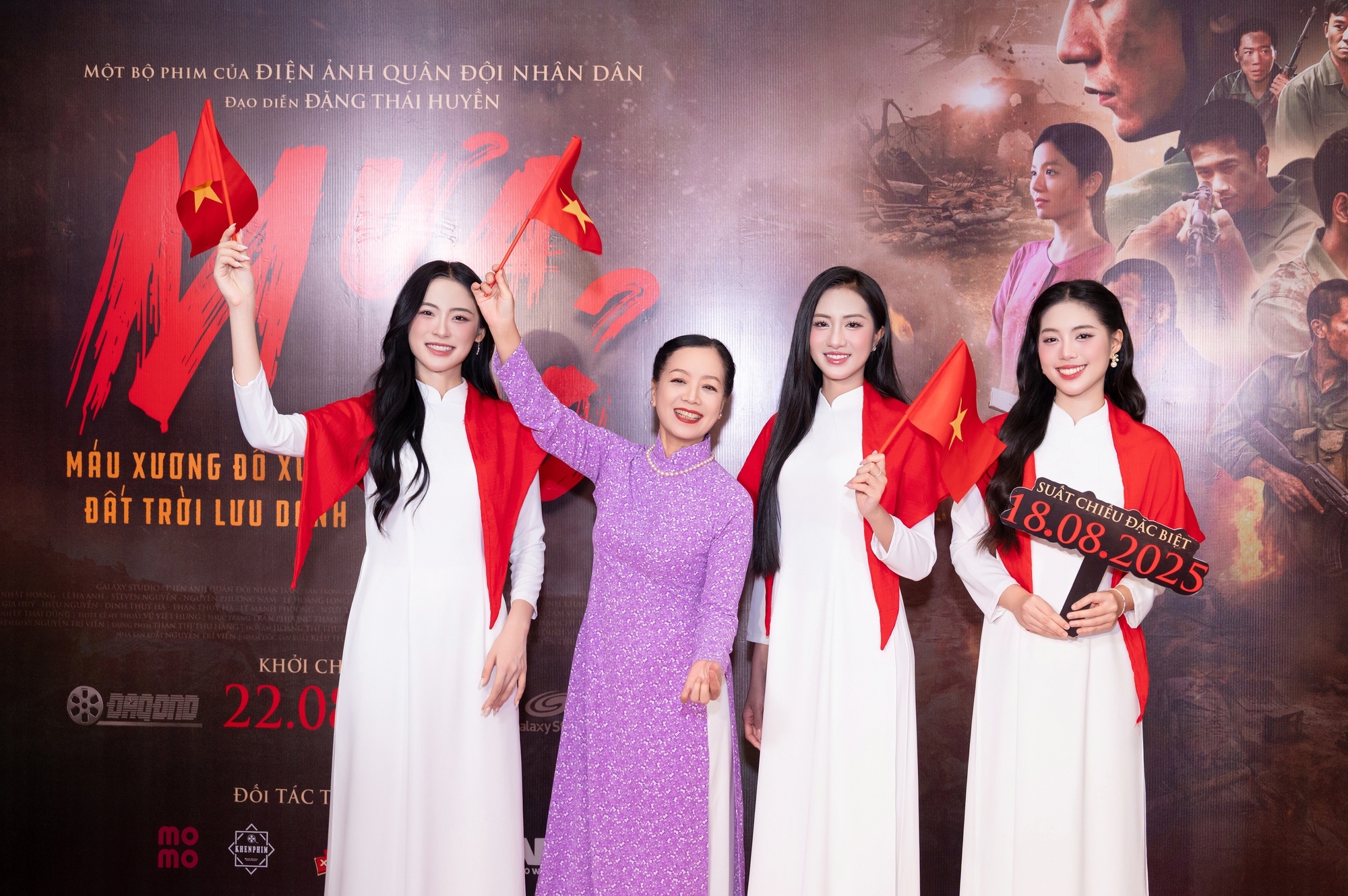 Khách mời đặc biệt rưng rưng nước mắt trong sự kiện công chiếu "Mưa đỏ": Đồng đội tôi nằm ở Thành cổ có lẽ cũng đang mỉm cười mãn nguyện- Ảnh 4. Khách mời đặc biệt rưng rưng nước mắt trong sự kiện công chiếu "Mưa đỏ": Đồng đội tôi nằm ở Thành cổ có lẽ cũng đang mỉm cười mãn nguyện- Ảnh 4.