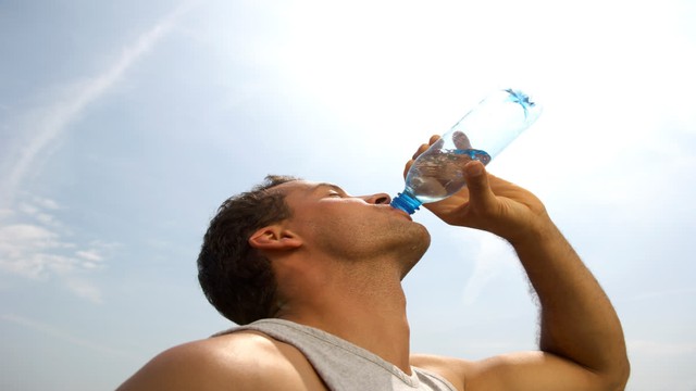 Người đàn ông bất ngờ bị suy thận: Bác sĩ nói thẳng “uống nước kiểu này cực nguy hiểm, nhiều người mắc” - Ảnh 3. Người đàn ông bất ngờ bị suy thận: Bác sĩ nói thẳng “uống nước kiểu này cực nguy hiểm, nhiều người mắc” - Ảnh 3.
