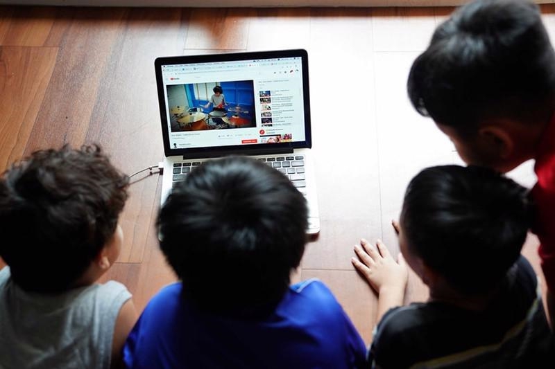 Khi những video vô tri "ăn mòn" não bộ và tâm hồn trẻ em: Lời cảnh tỉnh từ phản ứng thờ ơ của trẻ và những cảm xúc bị "bẻ vụn"- Ảnh 4. Khi những video vô tri "ăn mòn" não bộ và tâm hồn trẻ em: Lời cảnh tỉnh từ phản ứng thờ ơ của trẻ và những cảm xúc bị "bẻ vụn"- Ảnh 4.