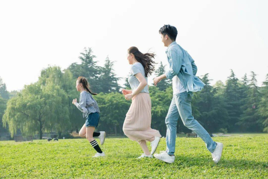 Ba lần cha mẹ buông tay giúp trẻ trưởng thành - Ảnh 1. Ba lần cha mẹ buông tay giúp trẻ trưởng thành - Ảnh 1.