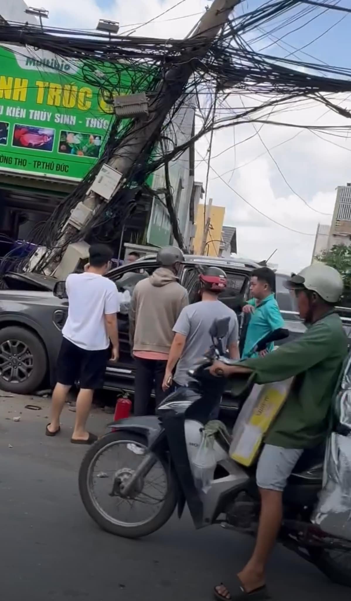 Ô tô bán tải lao lên vỉa hè, đâm người đàn ông chạy xe máy: Tài xế có dấu hiệu bất thường - Ảnh 3. Ô tô bán tải lao lên vỉa hè, đâm người đàn ông chạy xe máy: Tài xế có dấu hiệu bất thường - Ảnh 3.