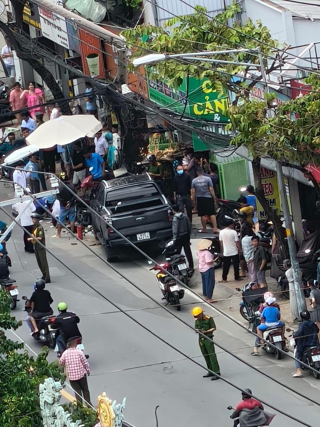 Ô tô bán tải lao lên vỉa hè, đâm người đàn ông chạy xe máy: Tài xế có dấu hiệu bất thường - Ảnh 2. Ô tô bán tải lao lên vỉa hè, đâm người đàn ông chạy xe máy: Tài xế có dấu hiệu bất thường - Ảnh 2.