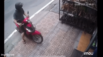 Ô tô bán tải lao lên vỉa hè, đâm người đàn ông chạy xe máy: Tài xế có dấu hiệu bất thường - Ảnh 1. Ô tô bán tải lao lên vỉa hè, đâm người đàn ông chạy xe máy: Tài xế có dấu hiệu bất thường - Ảnh 1.
