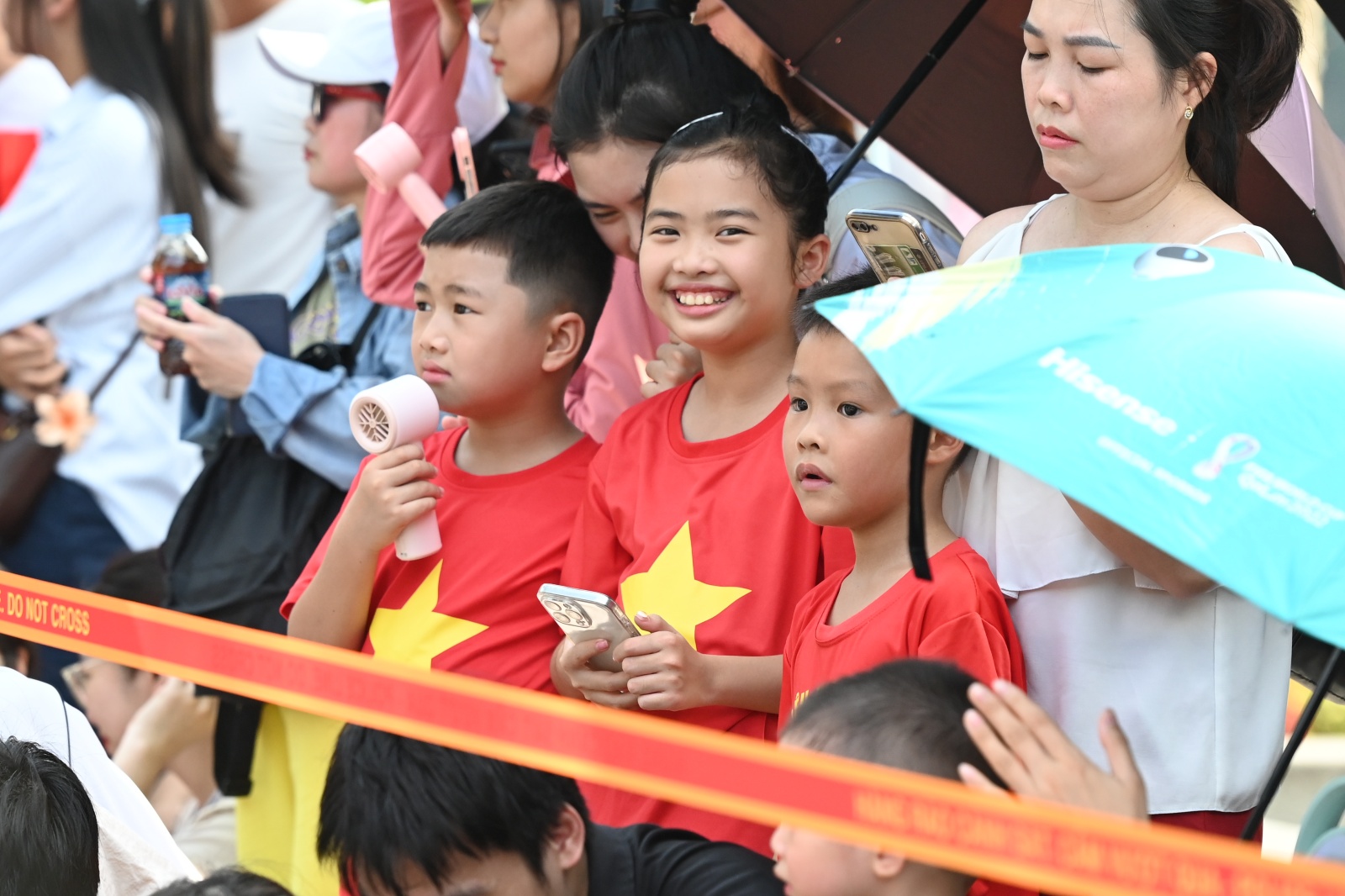 Hồ Gươm chiều cuối tuần: Hàng trăm người dân đội nắng gần 40 độ C xem lực lượng đặc nhiệm đu dây, diễn tập chống khủng bố - Ảnh 16.