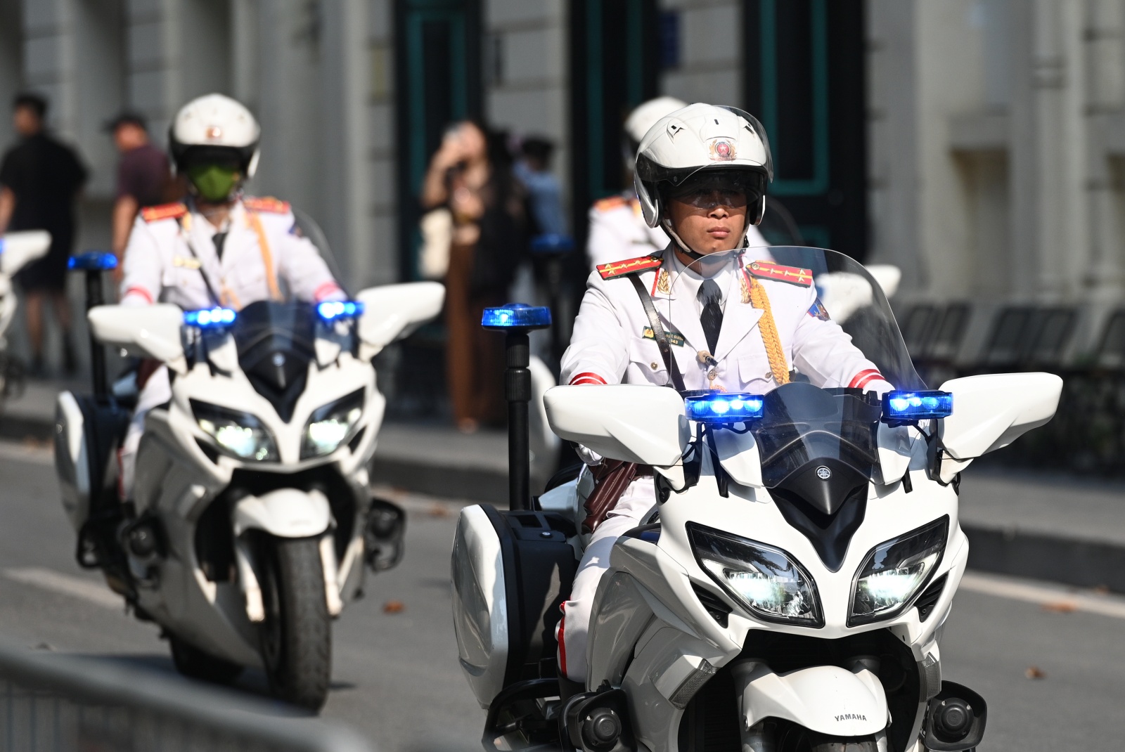 Hồ Gươm chiều cuối tuần: Hàng trăm người dân đội nắng gần 40 độ C xem lực lượng đặc nhiệm đu dây, diễn tập chống khủng bố - Ảnh 1.