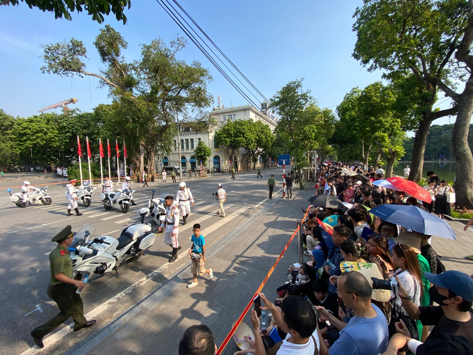 Hồ Gươm chiều cuối tuần: Hàng trăm người dân đội nắng gần 40 độ C xem lực lượng đặc nhiệm đu dây, diễn tập chống khủng bố - Ảnh 6.