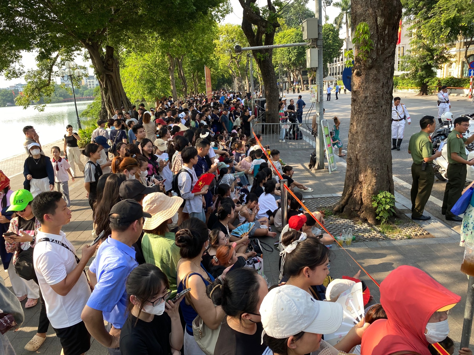 Hồ Gươm chiều cuối tuần: Hàng trăm người dân đội nắng gần 40 độ C xem lực lượng đặc nhiệm đu dây, diễn tập chống khủng bố - Ảnh 5.