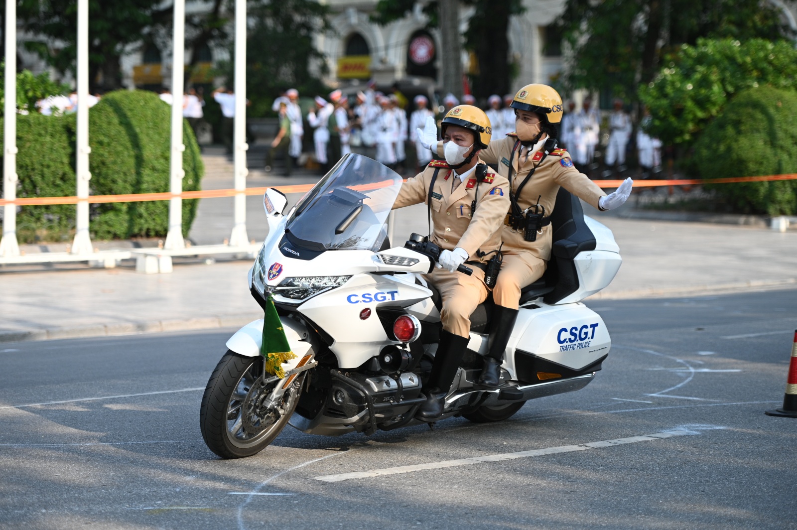 Hồ Gươm chiều cuối tuần: Hàng trăm người dân đội nắng gần 40 độ C xem lực lượng đặc nhiệm đu dây, diễn tập chống khủng bố - Ảnh 10.