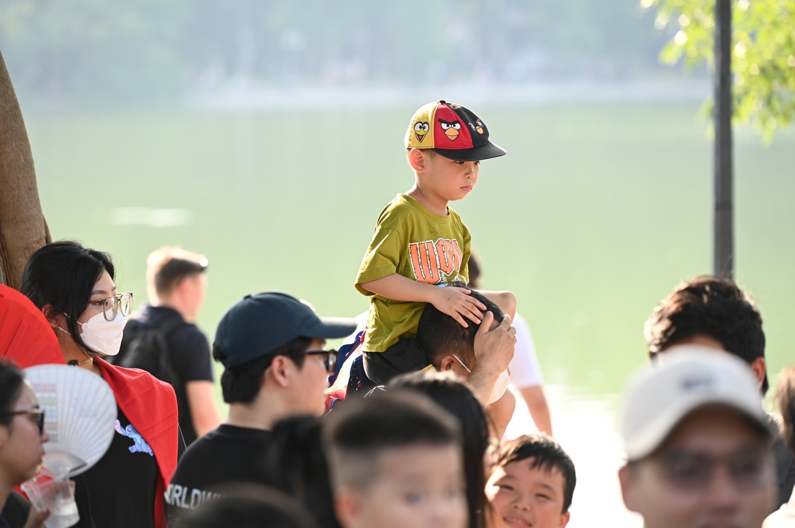 Hồ Gươm chiều cuối tuần: Hàng trăm người dân đội nắng gần 40 độ C xem lực lượng đặc nhiệm đu dây, diễn tập chống khủng bố - Ảnh 14.