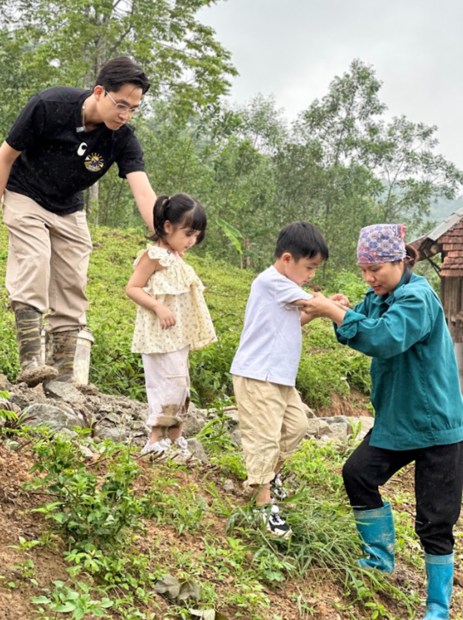"Anh chồng ngoan" và 2 con thay đổi chóng mặt trong "Cha con vạn dặm" - Ảnh 4. "Anh chồng ngoan" và 2 con thay đổi chóng mặt trong "Cha con vạn dặm" - Ảnh 4.