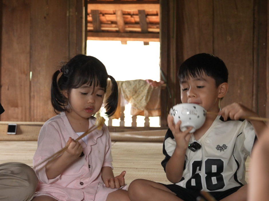 "Anh chồng ngoan" và 2 con thay đổi chóng mặt trong "Cha con vạn dặm" - Ảnh 3. "Anh chồng ngoan" và 2 con thay đổi chóng mặt trong "Cha con vạn dặm" - Ảnh 3.