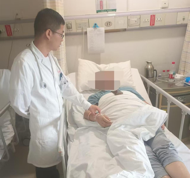 Người đàn ông bất ngờ bị suy thận: Bác sĩ nói thẳng “uống nước kiểu này cực nguy hiểm, nhiều người mắc” - Ảnh 1. Người đàn ông bất ngờ bị suy thận: Bác sĩ nói thẳng “uống nước kiểu này cực nguy hiểm, nhiều người mắc” - Ảnh 1.