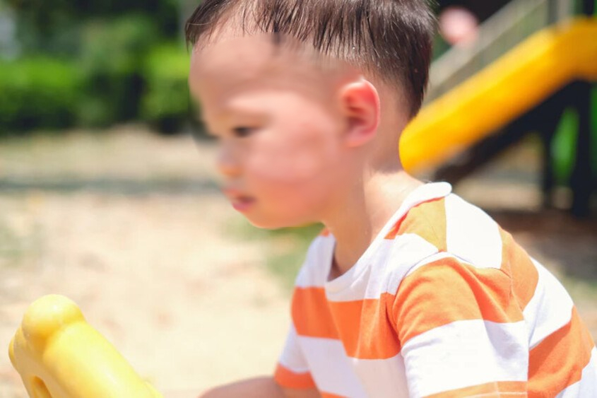 Cảnh báo nguy cơ say nắng ở trẻ nhỏ trong mùa hè: 5 bước sơ cứu khẩn cấp cha mẹ cần biết- Ảnh 1.