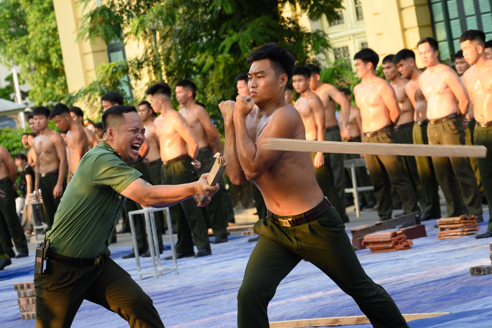 Ngắm "chị đẹp" cảnh vệ ngầu nhất đội hình Công an trình diễn chống khủng bố tại Hồ Gươm - Ảnh 9. Ngắm "chị đẹp" cảnh vệ ngầu nhất đội hình Công an trình diễn chống khủng bố tại Hồ Gươm - Ảnh 9.