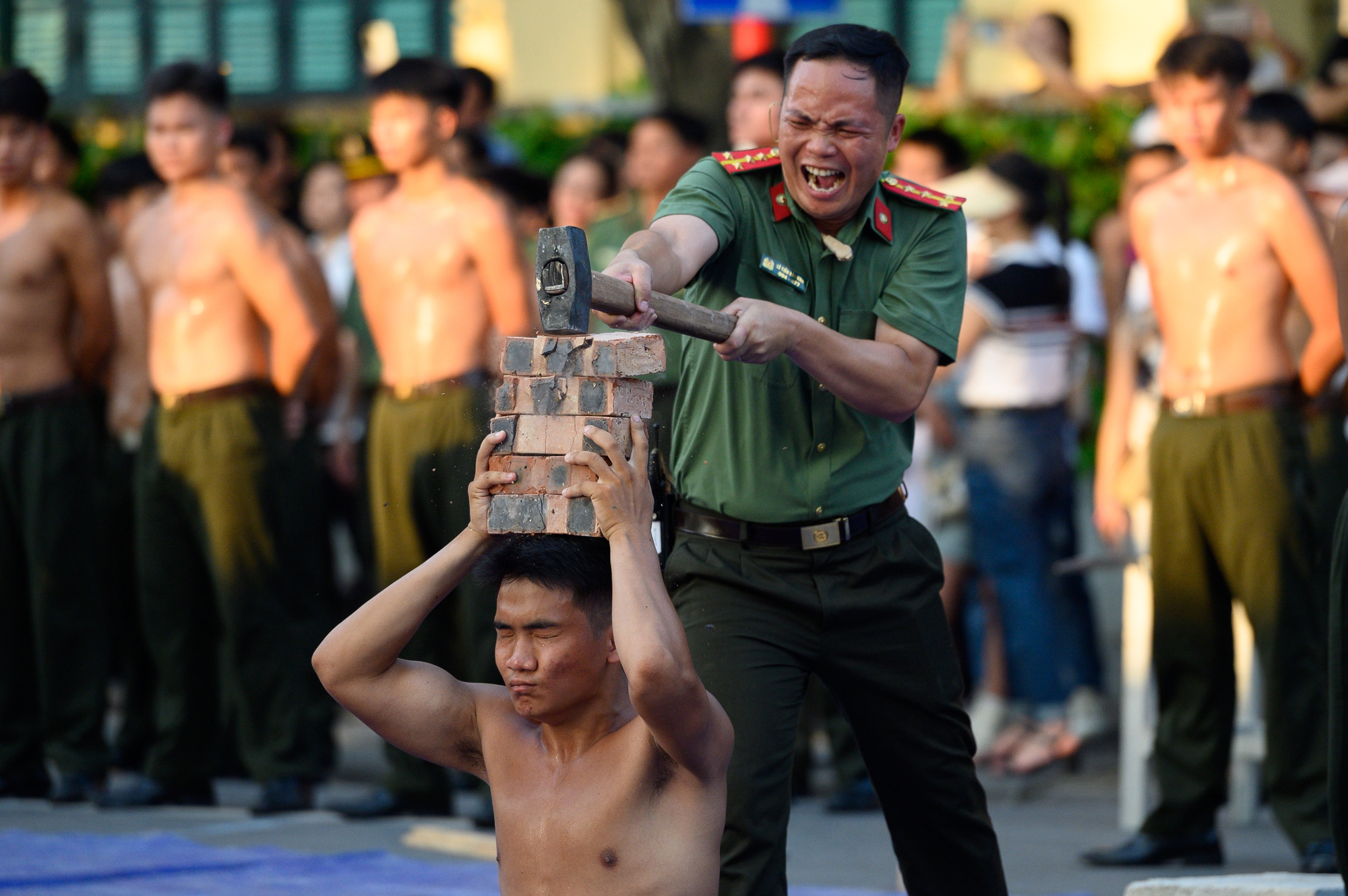 Ngắm "chị đẹp" cảnh vệ ngầu nhất đội hình Công an trình diễn chống khủng bố tại Hồ Gươm - Ảnh 13. Ngắm "chị đẹp" cảnh vệ ngầu nhất đội hình Công an trình diễn chống khủng bố tại Hồ Gươm - Ảnh 13.