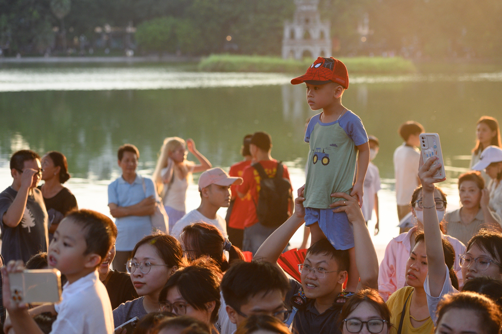 Ngắm "chị đẹp" cảnh vệ ngầu nhất đội hình Công an trình diễn chống khủng bố tại Hồ Gươm - Ảnh 3. Ngắm "chị đẹp" cảnh vệ ngầu nhất đội hình Công an trình diễn chống khủng bố tại Hồ Gươm - Ảnh 3.