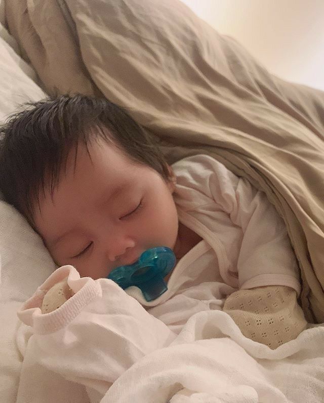 Dấu hiệu của 1 em bé đến để bù đắp, xoa dịu những tổn thương của bố mẹ- Ảnh 1.