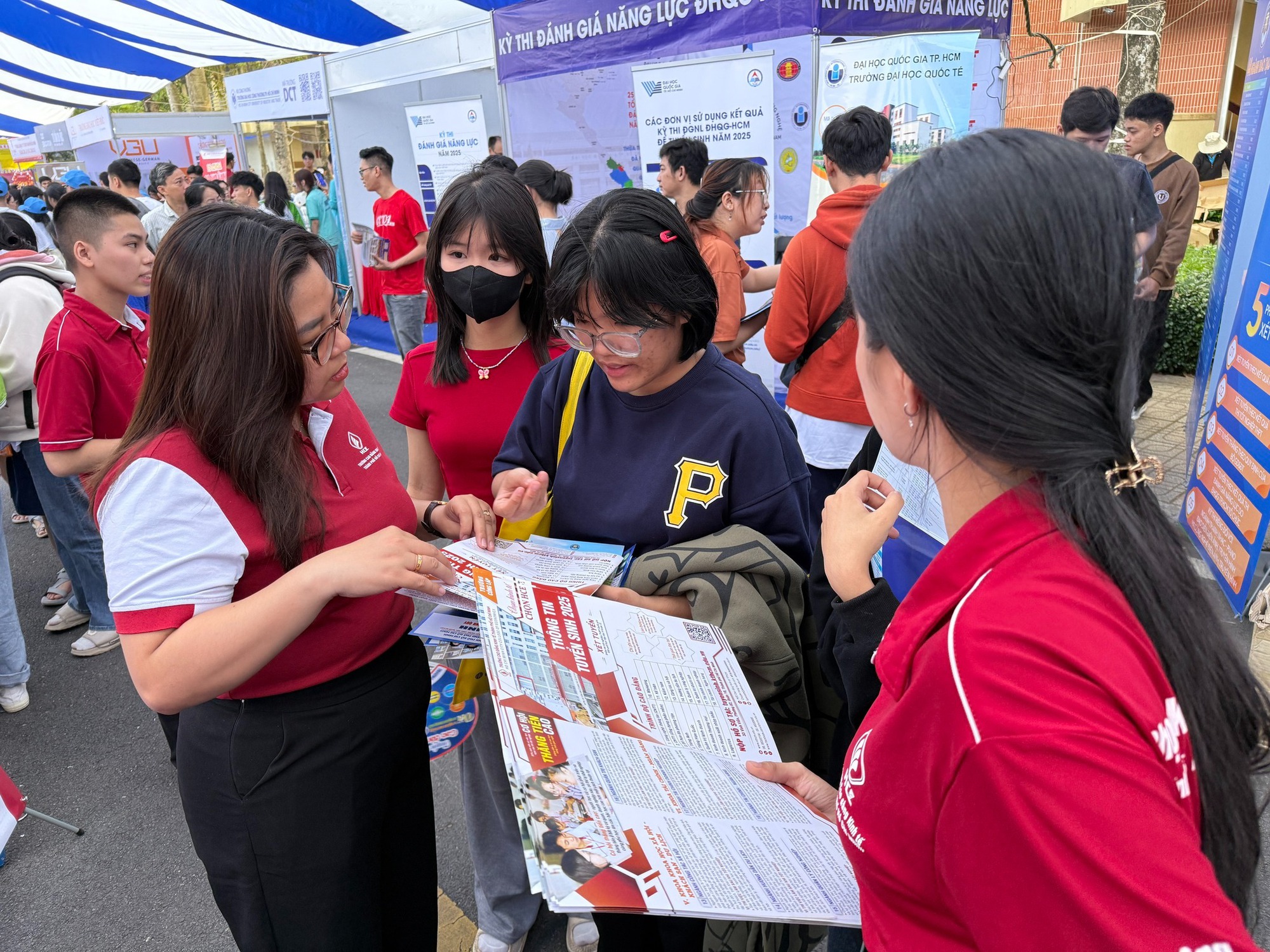 Bất ngờ với thí sinh đăng ký hơn 230 nguyện vọng, chọn trường khắp cả nước- Ảnh 1. Bất ngờ với thí sinh đăng ký hơn 230 nguyện vọng, chọn trường khắp cả nước- Ảnh 1.