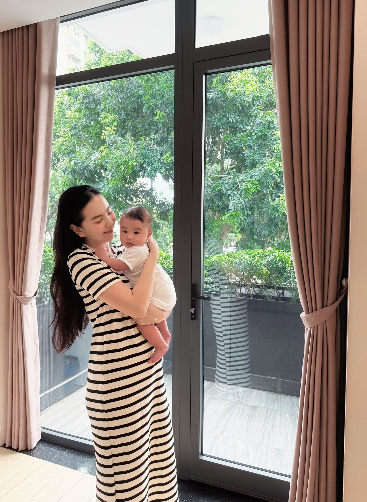 Bé Panda 4 tháng mặc vừa đồ 6-9 tháng, 