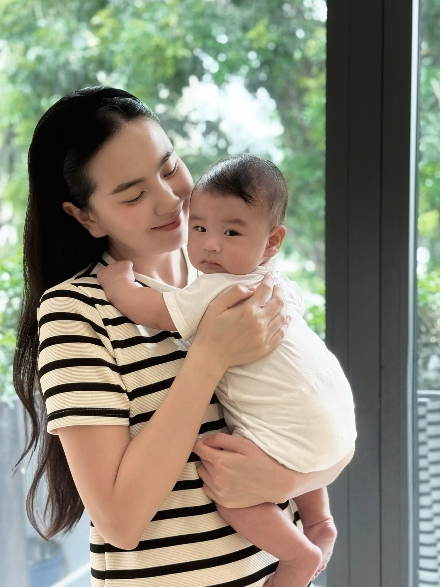 Bé Panda 4 tháng mặc vừa đồ 6-9 tháng, 