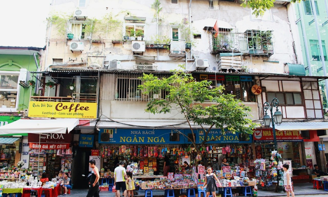 Phố sách Đinh Lễ đã đổi thay: Ngỡ ngàng vì tiệm Huy Hoàng đóng cửa, Ngân Nga bề thế nay thu hẹp, sạp cũ hóa quán cà phê… - Ảnh 2. Phố sách Đinh Lễ đã đổi thay: Ngỡ ngàng vì tiệm Huy Hoàng đóng cửa, Ngân Nga bề thế nay thu hẹp, sạp cũ hóa quán cà phê… - Ảnh 2.
