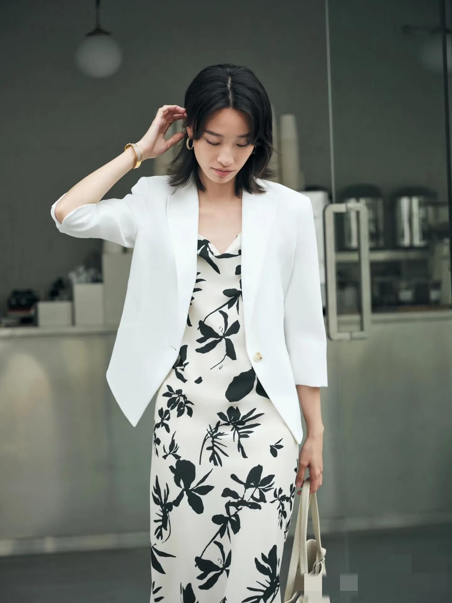"Thần chú" mặc đẹp của phụ nữ trung niên là 4 kiểu trang phục này- Ảnh 4. "Thần chú" mặc đẹp của phụ nữ trung niên là 4 kiểu trang phục này- Ảnh 4.