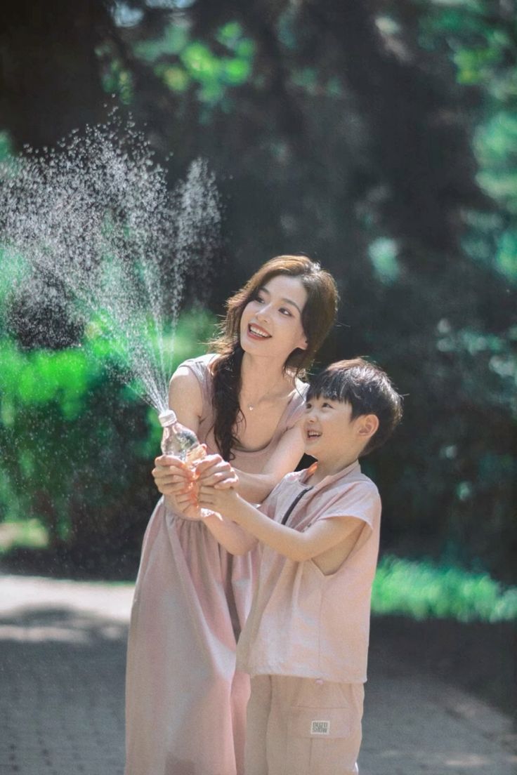 Thay vì áp đặt, chỉ đạo con phải làm theo ý mình, bố mẹ hãy giúp con rèn luyện tính tự lập và tự giác- Ảnh 1.