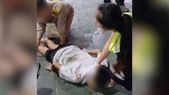 Đến trường đón vợ là giáo viên, chồng cán qua người nam sinh, camera an ninh ghi lại cảnh gây phẫn nộ - Ảnh 2. Đến trường đón vợ là giáo viên, chồng cán qua người nam sinh, camera an ninh ghi lại cảnh gây phẫn nộ - Ảnh 2.