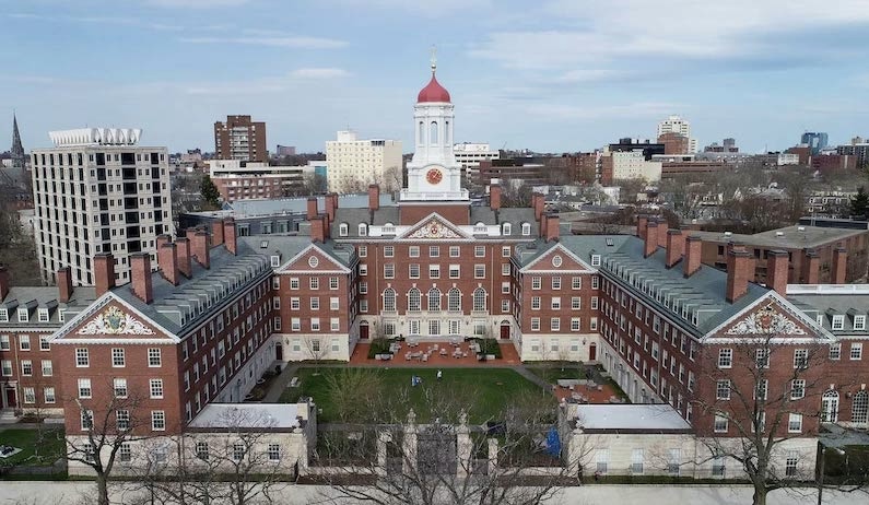 9 câu nói ‘sấm truyền’ trên tường thư viện Harvard: Bảo sao ngôi trường này sản sinh ra nhiều người giàu đến thế! - Ảnh 1. 9 câu nói ‘sấm truyền’ trên tường thư viện Harvard: Bảo sao ngôi trường này sản sinh ra nhiều người giàu đến thế! - Ảnh 1.