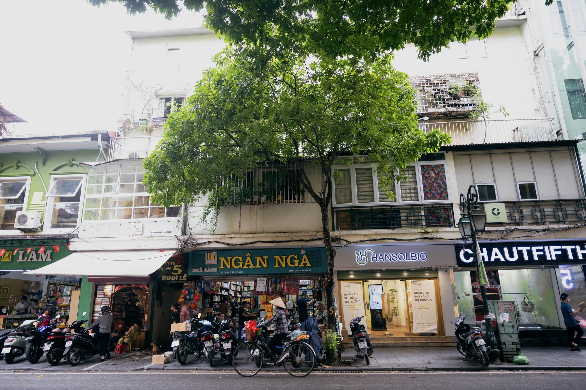 Phố sách Đinh Lễ đã đổi thay: Ngỡ ngàng vì tiệm Huy Hoàng đóng cửa, Ngân Nga bề thế nay thu hẹp, sạp cũ hóa quán cà phê… - Ảnh 3. Phố sách Đinh Lễ đã đổi thay: Ngỡ ngàng vì tiệm Huy Hoàng đóng cửa, Ngân Nga bề thế nay thu hẹp, sạp cũ hóa quán cà phê… - Ảnh 3.