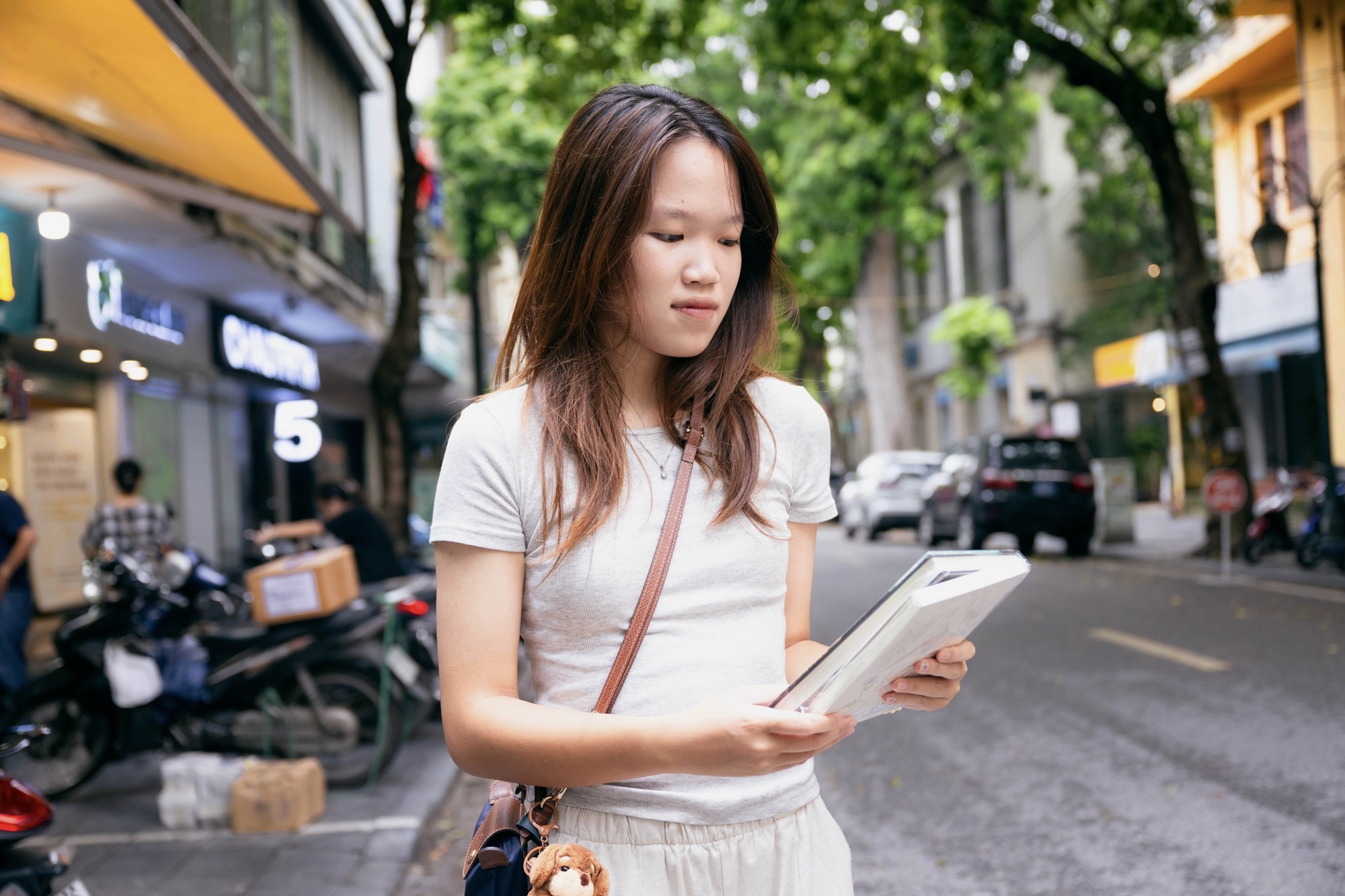 Phố sách Đinh Lễ đã đổi thay: Ngỡ ngàng vì tiệm Huy Hoàng đóng cửa, Ngân Nga bề thế nay thu hẹp, sạp cũ hóa quán cà phê… - Ảnh 4. Phố sách Đinh Lễ đã đổi thay: Ngỡ ngàng vì tiệm Huy Hoàng đóng cửa, Ngân Nga bề thế nay thu hẹp, sạp cũ hóa quán cà phê… - Ảnh 4.