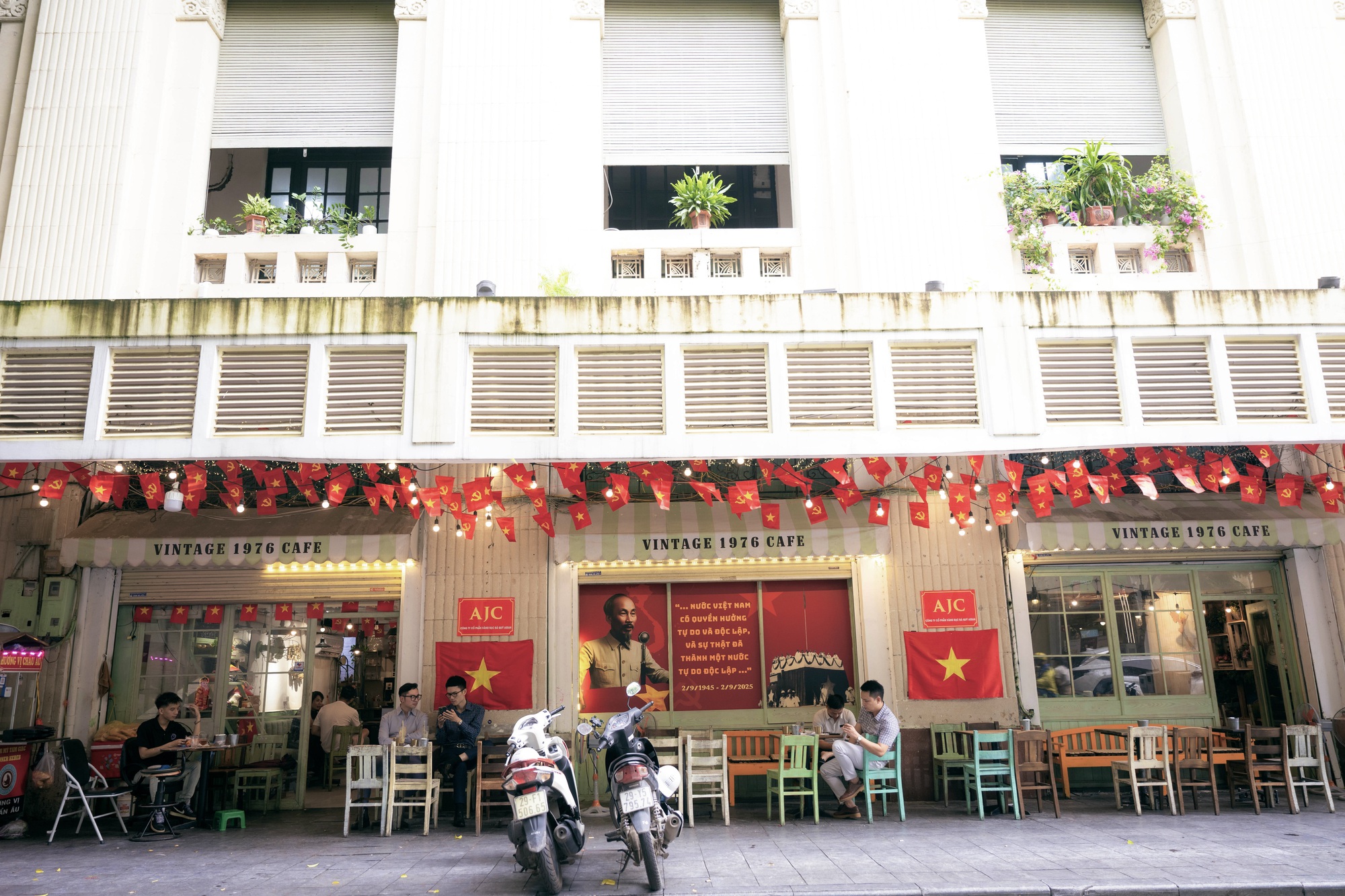 Phố sách Đinh Lễ đã đổi thay: Ngỡ ngàng vì tiệm Huy Hoàng đóng cửa, Ngân Nga bề thế nay thu hẹp, sạp cũ hóa quán cà phê… - Ảnh 5. Phố sách Đinh Lễ đã đổi thay: Ngỡ ngàng vì tiệm Huy Hoàng đóng cửa, Ngân Nga bề thế nay thu hẹp, sạp cũ hóa quán cà phê… - Ảnh 5.