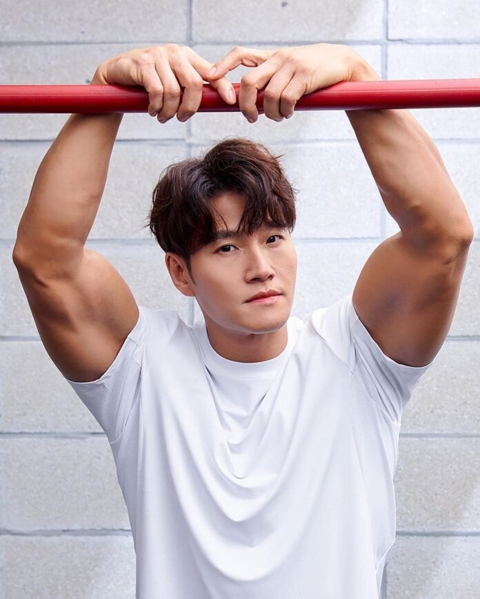 kim-jong-kook-ket-hon-6-696x867-1755657244788-17556572448921910752139.jpg