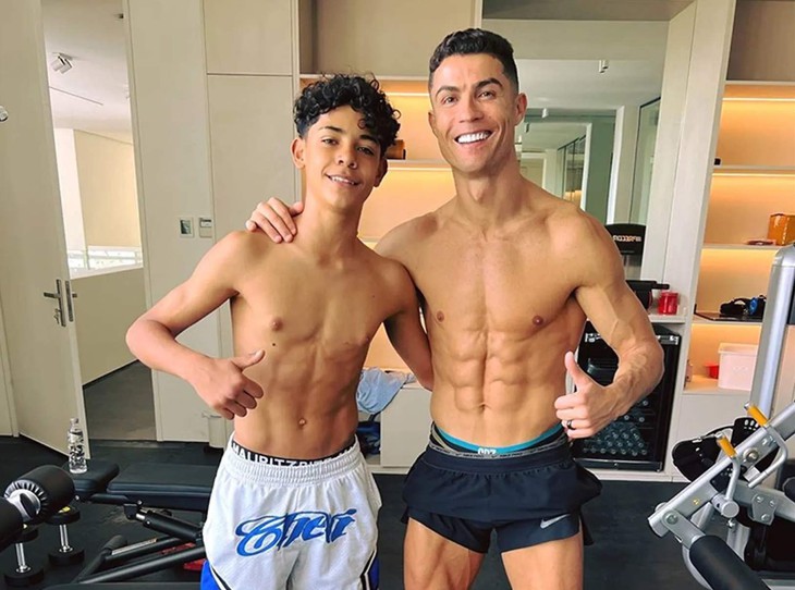 Mẹ ruột của c&aacute;c qu&yacute; tử, thi&ecirc;n kim nh&agrave; Ronaldo l&agrave; ai?- Ảnh 2.