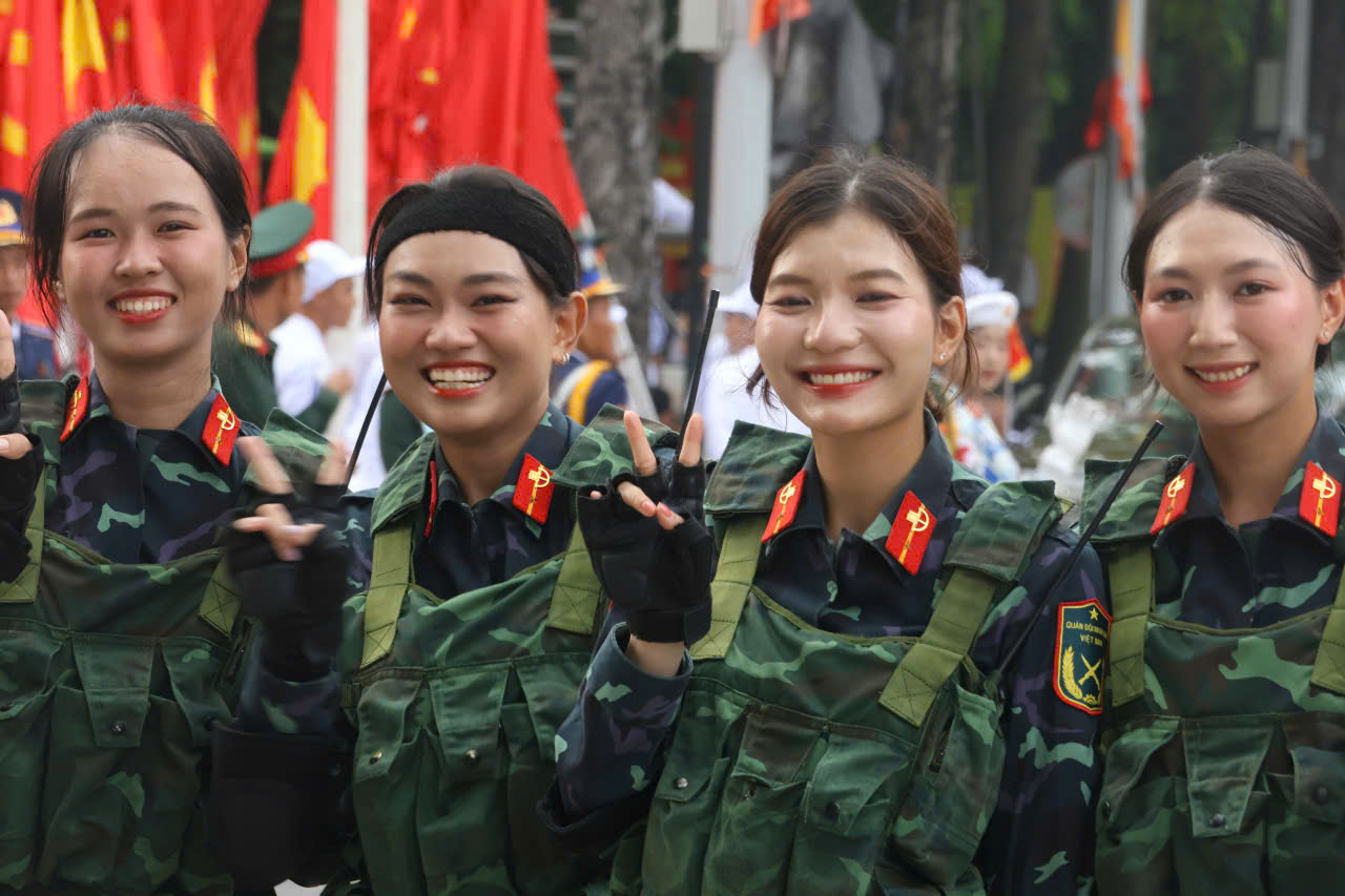 Những "bóng hồng" hợp luyện diễu binh tại Quảng trường Ba Đình - Ảnh 3. Những "bóng hồng" hợp luyện diễu binh tại Quảng trường Ba Đình - Ảnh 3.