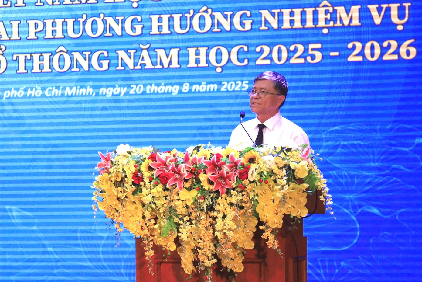 'Học trò không dám vào nhà vệ sinh thì hiệu trưởng không hoàn thành nhiệm vụ' - Ảnh 1. 'Học trò không dám vào nhà vệ sinh thì hiệu trưởng không hoàn thành nhiệm vụ' - Ảnh 1.