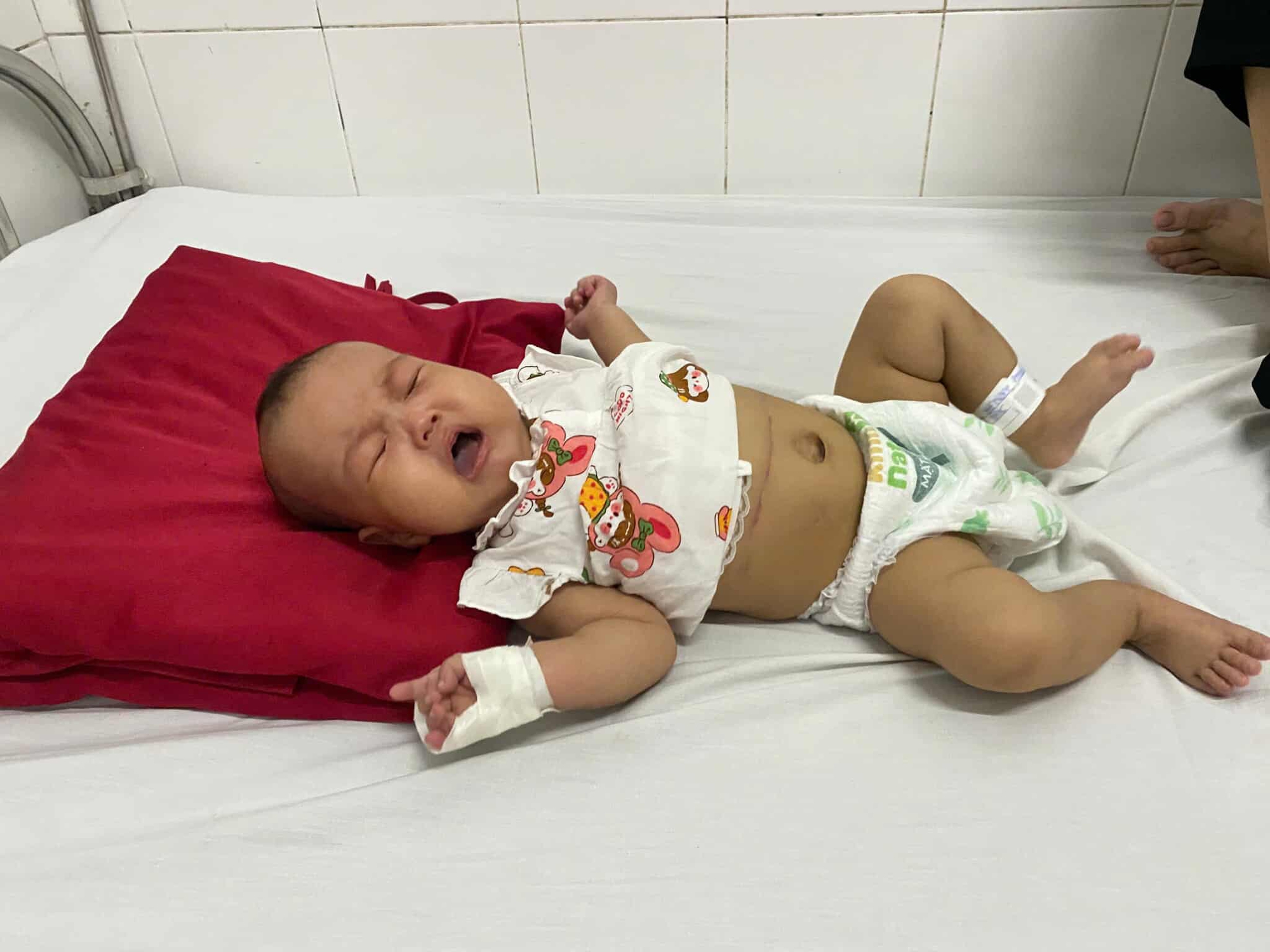Bé gái 7 tháng tuổi mắc bệnh hiểm nghèo không tiền chữa trị- Ảnh 3. Bé gái 7 tháng tuổi mắc bệnh hiểm nghèo không tiền chữa trị- Ảnh 3.