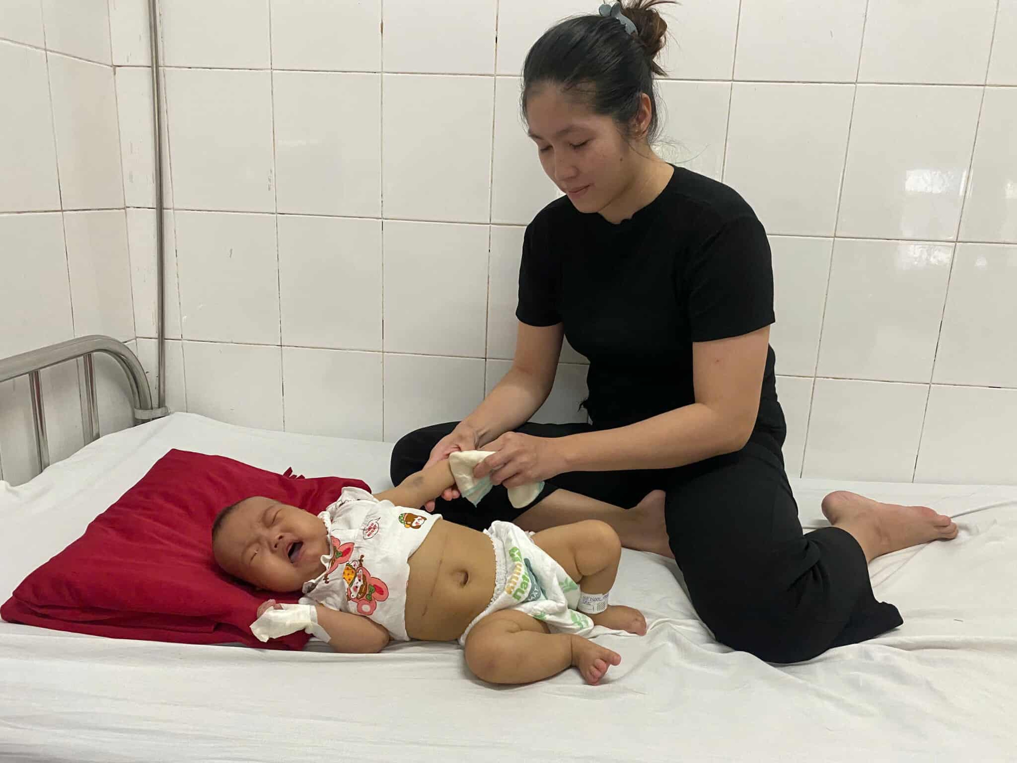 Bé gái 7 tháng tuổi mắc bệnh hiểm nghèo không tiền chữa trị- Ảnh 4. Bé gái 7 tháng tuổi mắc bệnh hiểm nghèo không tiền chữa trị- Ảnh 4.