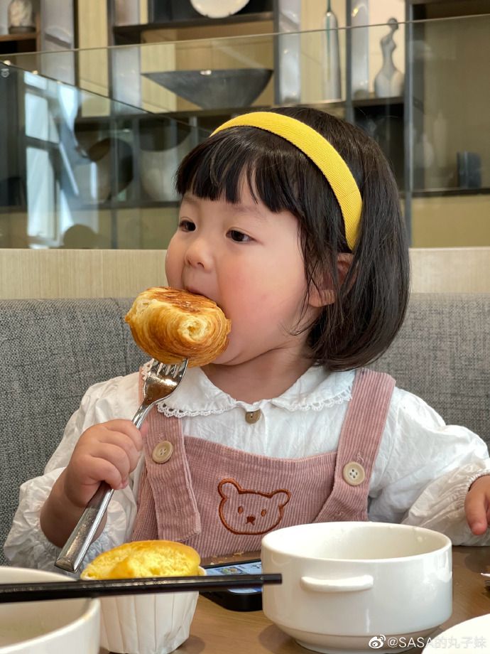 Khi con ăn, có 1 hành động tưởng là chu toàn lại rất không tốt cho trẻ nhưng hầu như mẹ nào cũng làm- Ảnh 3. Khi con ăn, có 1 hành động tưởng là chu toàn lại rất không tốt cho trẻ nhưng hầu như mẹ nào cũng làm- Ảnh 3.