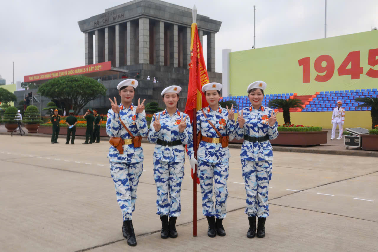 Những "bóng hồng" hợp luyện diễu binh tại Quảng trường Ba Đình - Ảnh 5. Những "bóng hồng" hợp luyện diễu binh tại Quảng trường Ba Đình - Ảnh 5.