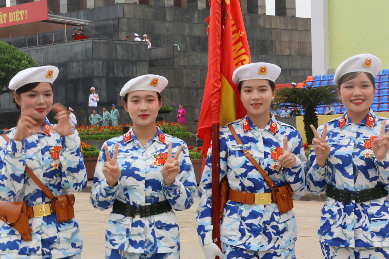 Những "bóng hồng" hợp luyện diễu binh tại Quảng trường Ba Đình - Ảnh 6. Những "bóng hồng" hợp luyện diễu binh tại Quảng trường Ba Đình - Ảnh 6.
