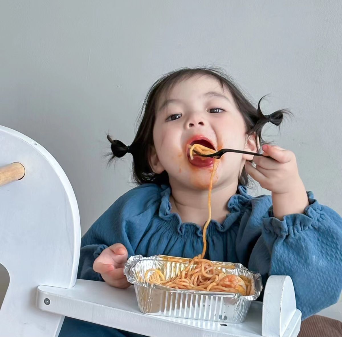 Khi con ăn, có 1 hành động tưởng là chu toàn lại rất không tốt cho trẻ nhưng hầu như mẹ nào cũng làm- Ảnh 2. Khi con ăn, có 1 hành động tưởng là chu toàn lại rất không tốt cho trẻ nhưng hầu như mẹ nào cũng làm- Ảnh 2.