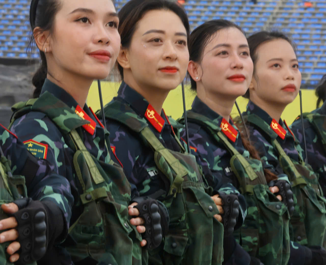 Những "bóng hồng" hợp luyện diễu binh tại Quảng trường Ba Đình - Ảnh 2. Những "bóng hồng" hợp luyện diễu binh tại Quảng trường Ba Đình - Ảnh 2.